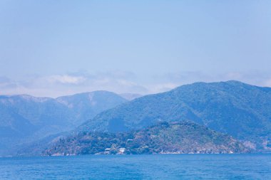 Manzaralı deniz suyu ve sahil manzarası.        