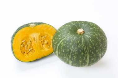 Beyaz arkaplanda izole edilmiş ham olgun balkabakları, yakın çekim.