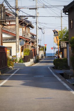 Denize yakın eski bir kasaba. 