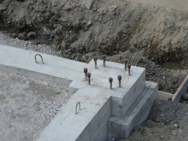 Belediyenin iş sahasında bina önü görünüyor