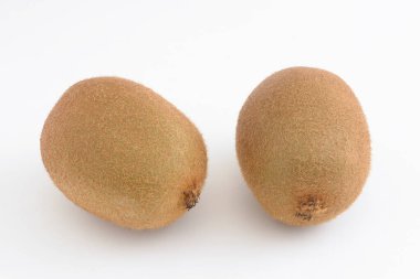 Beyaz arka planda taze kivi meyveleri       