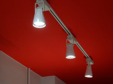 Lambalı kırmızı tavan, kapat 