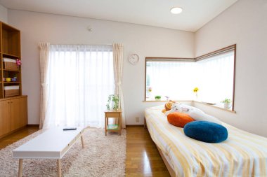 Modern çocukların odasının içi. Büyük pencereli.