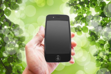 Akıllı telefonu boş ekran ile tutan adam