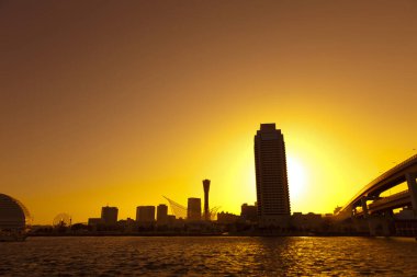 Yokohama Minato Mirai Skyline Silueti Su Üzerindeki Altın Gün Batımında
