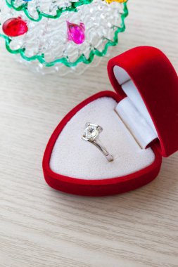 Alyansı kırmızı kalp şeklinde elmas bir hediye kutusu vardı. 