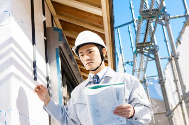 İnşaat alanında çalışan yakışıklı genç Asyalı mimar.