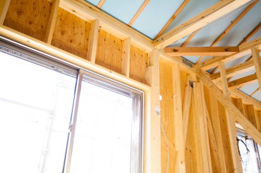 Yeni evde ahşap çerçeve inşaatı