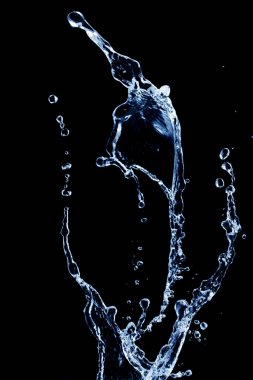 Siyah arkaplanda su sıçraması izole edildi       