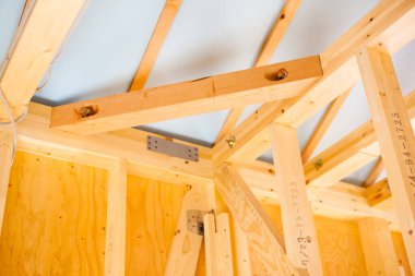 Yeni evde ahşap çerçeve inşaatı