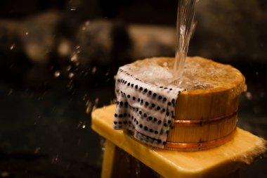 Japonya 'daki kaplıca ve havlu manzarasını kapatın.