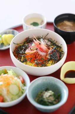 Japon mutfağı. Bir kase karides, havyar ve yosun.