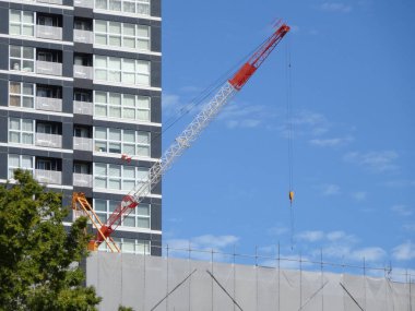 Vinç ve bina yapım aşamasında