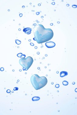 Mavi su sıçramaları ve kalplerle soyut bir arkaplan                         