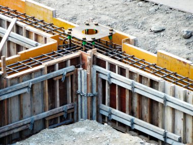 Şehir merkezindeki binanın ön görüntüsü