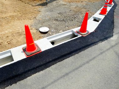 Kırmızı külahlı yeni yol inşaatı 