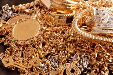 Lüks altın mücevherler, bilezikler ve zincirlerin arka planı