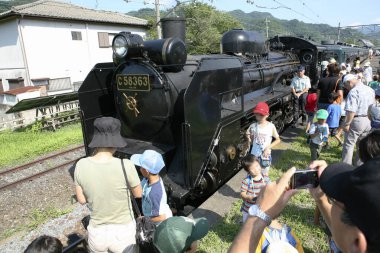 Gün ışığı, Japon metropolündeki lokomotifin farklı şeklini açıkça ortaya koyuyor.
