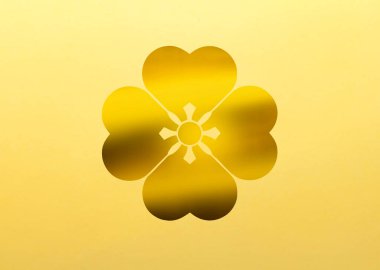 Sarı arka planda altın bitki logosu. Çiçek temalı rozet