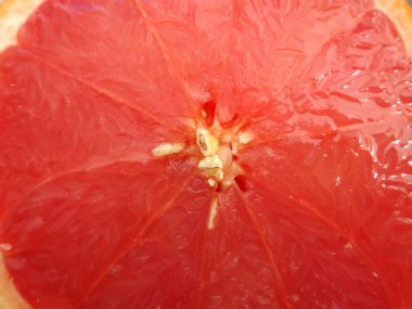 Yakın plan taze kırmızı sulu dilimlenmiş greyfurt manzarası         