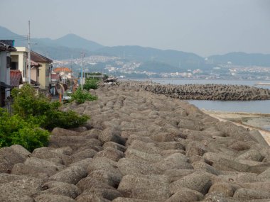 Japonya kıyı şeridini koruyan büyük taşların detaylı görünümü