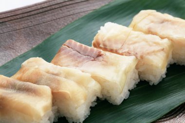 Yeşil muz yaprağında yılan balığı olan suşi. 