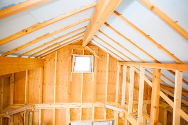 Yeni evde ahşap çerçeve inşaatı