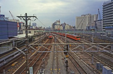 Gündüz vakti tren istasyonunda gündüz görüntüsü 