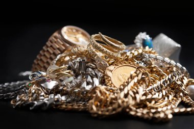 Mücevherler, değerli metal eşyalar, yakın görüş