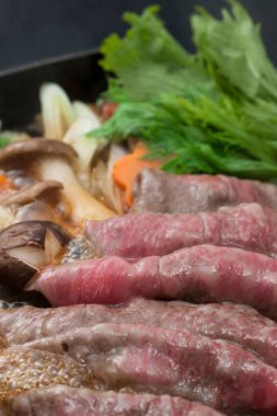 Sukiyaki, Japon usulü biftek, sebze ve soya peyniri.