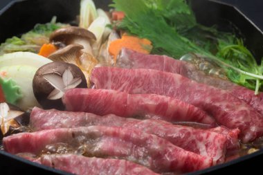 Sukiyaki, Japon usulü biftek, sebze ve soya peyniri.