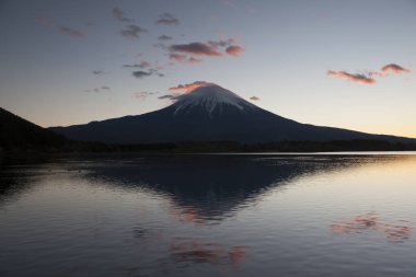 Japonya 'daki ünlü Fuji dağının manzarası