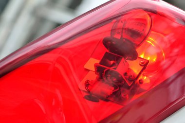 Yakın plan, parlayan kırmızı acil durum aracı uyarı ışığını gösteriyor