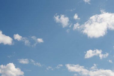 Mavi gökyüzü ve bulutlar arka plan.