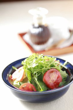 Salata ve taze sebzeler masada, yakın plan.       