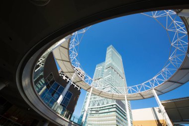 Tennoji 'deki Abeno Harukas binası. Abeno Harukas çok amaçlı bir ticari tesistir ve Japonya 'daki en yüksek binadır..