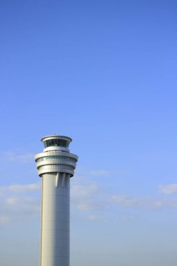 Açık mavi gökyüzüne karşı uzun havaalanı kontrol kulesi