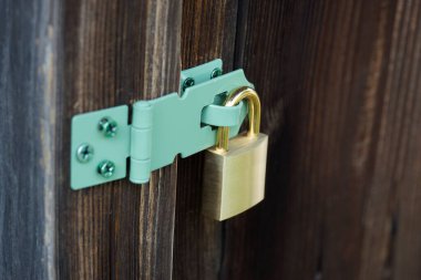 Kapıyı kilitle. Güvenlik ve koruma, kapatın.