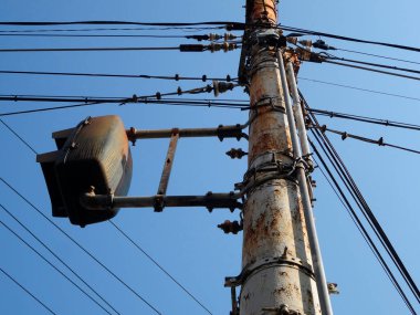 güç iletim hatları mavi arkaplana karşı