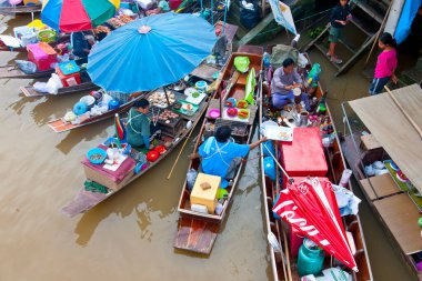 Amphawa, Tayland 'da yüzen bir pazarda tüccarlar. Asya 'nın başlıca kültürel turizm merkezlerinden biri yüzen pazarlar