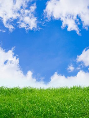 Yeşil alan ve mavi gökyüzü manzaralı arkaplan için bulutlar