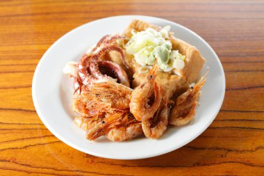 Arka planda tabakta kızarmış karides, yakın plan.