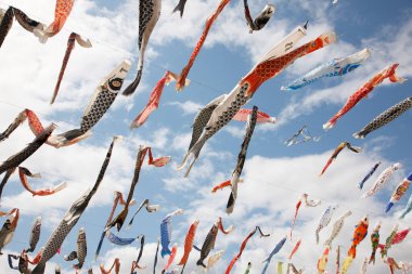 Japon sazan balığı süslemeleri bulutlu gökyüzüne karşı