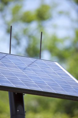 Bahçedeki güneş panelinin yakın çekim görüntüsü