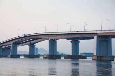 Gündüz vakti sakin nehri kapsayan modern beton köprü