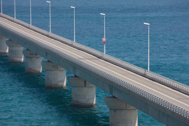 Japonya 'da iki kıyı köprüsünün havadan görüntüsü