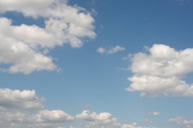 Beyaz bulutlar ve mavi gökyüzü