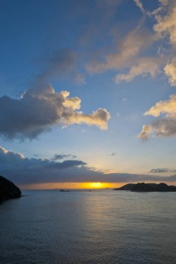 Denizin üzerinde parlak renkli günbatımının güzel manzarası.