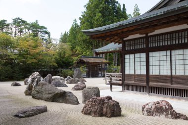 Banryu-tei 'nin güzel Japon Rock Garden manzarası. Kongobu-ji, Wakayama, Japonya 'daki Koyasan tapınağında yer almaktadır.