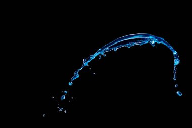 Mavi su koyu bir arkaplanda sıçrıyor       